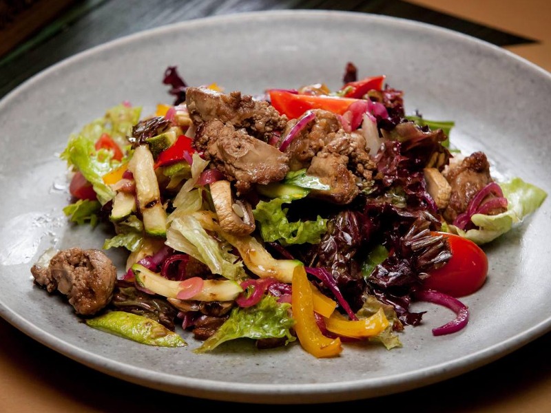Салат з курячою печінкою / Salad with chicken liver
