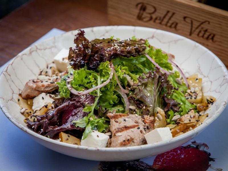 Теплий салат зі свининою та грушею / Warm salad with pork, pear and feta cheese