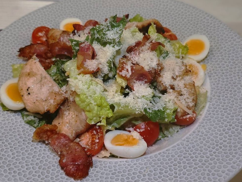 Цезар з куркою гриль та беконом / Caesar with chicken and bacon