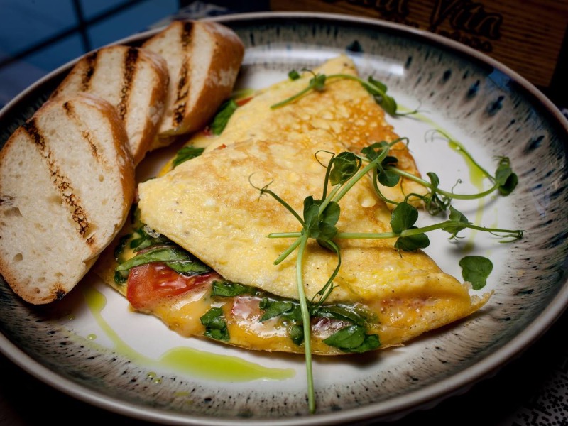 Омлет з моцарелою та шпинатом / Omelette with mozzarella and spinach