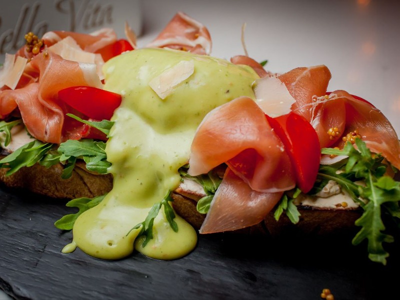 Брускета з хамоном і яйцем пашот / Bruschetta with jamon