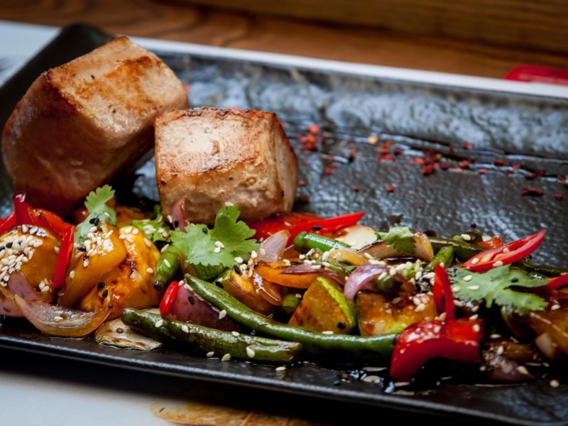 Тунець з овочевим соте / Tuna with vegetable sauté