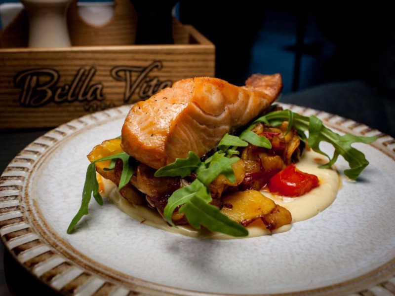 Лосось запечений в хоспері зі змажною картоплею / Salmon with fried potatoes